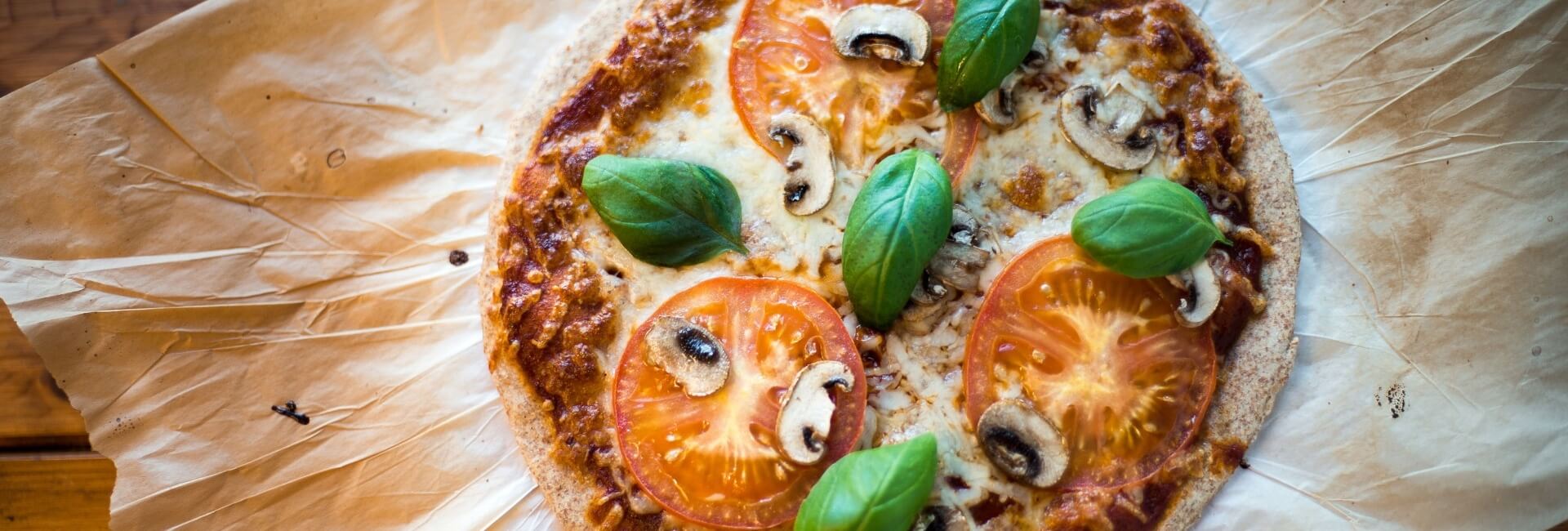 Pizza de tomate, cogumelos e manjericão